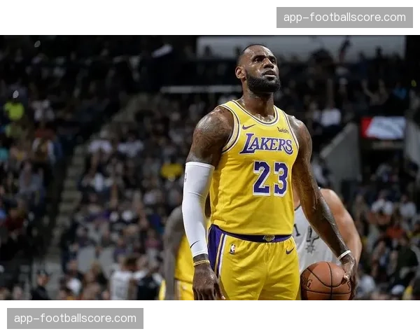 现场报道：勒布朗·詹姆斯在比赛第二节超越贾巴尔，加冕历史总得分王